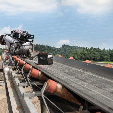 Your site of operation is somewhere outdoors? Neither a power connection nor a safe place for a large generator nearby? Then simply weld with the Lorch MicorStick and the MobilePower battery pack! For tough everyday use. For your practice.