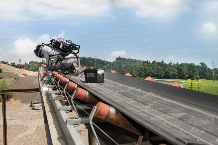 Your site of operation is somewhere outdoors? Neither a power connection nor a safe place for a large generator nearby? Then simply weld with the Lorch MicorStick and the MobilePower battery pack! For tough everyday use. For your practice.